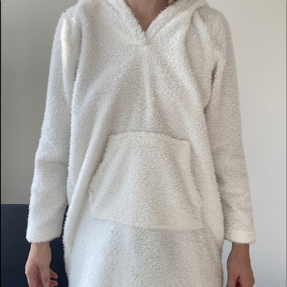 White Fleece Forever 21 Long Sweater Kangaroo Pocket